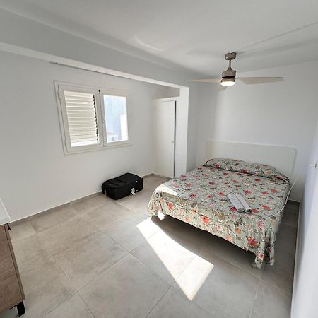 Отель Hostal Cisne Сан-Антонио-Абад Экстерьер фото