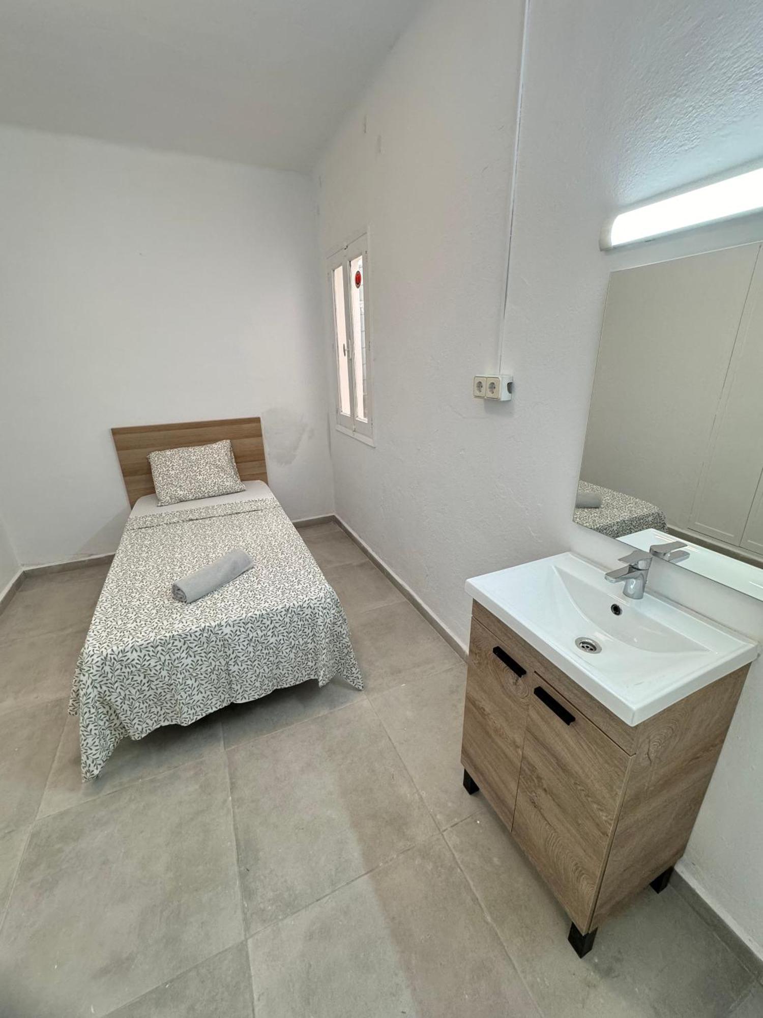 Отель Hostal Cisne Сан-Антонио-Абад Экстерьер фото