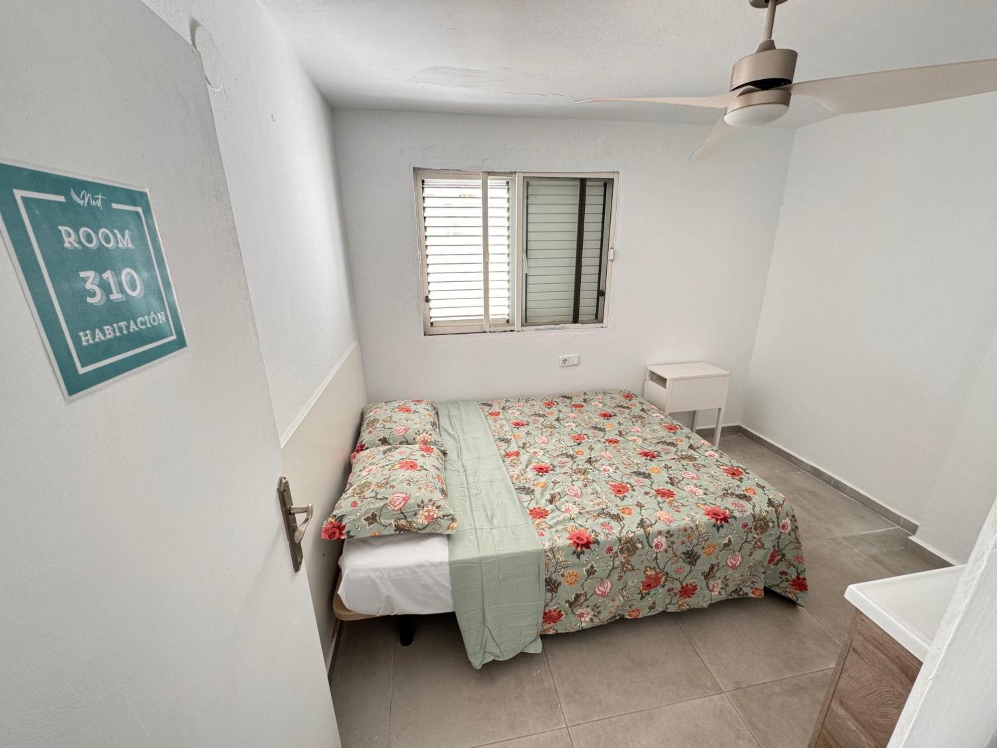 Отель Hostal Cisne Сан-Антонио-Абад Экстерьер фото