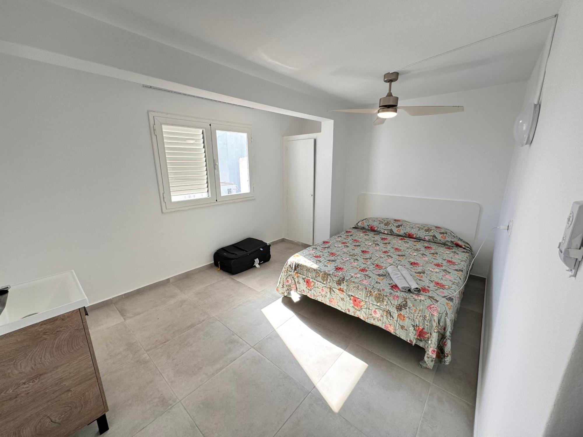 Отель Hostal Cisne Сан-Антонио-Абад Экстерьер фото