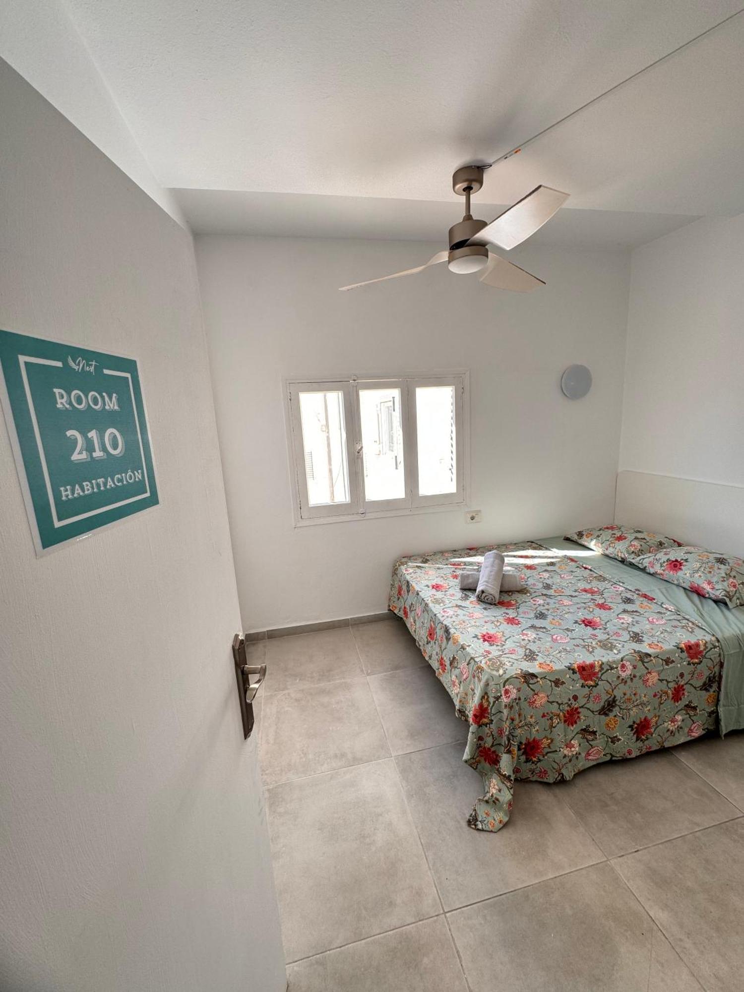 Отель Hostal Cisne Сан-Антонио-Абад Экстерьер фото