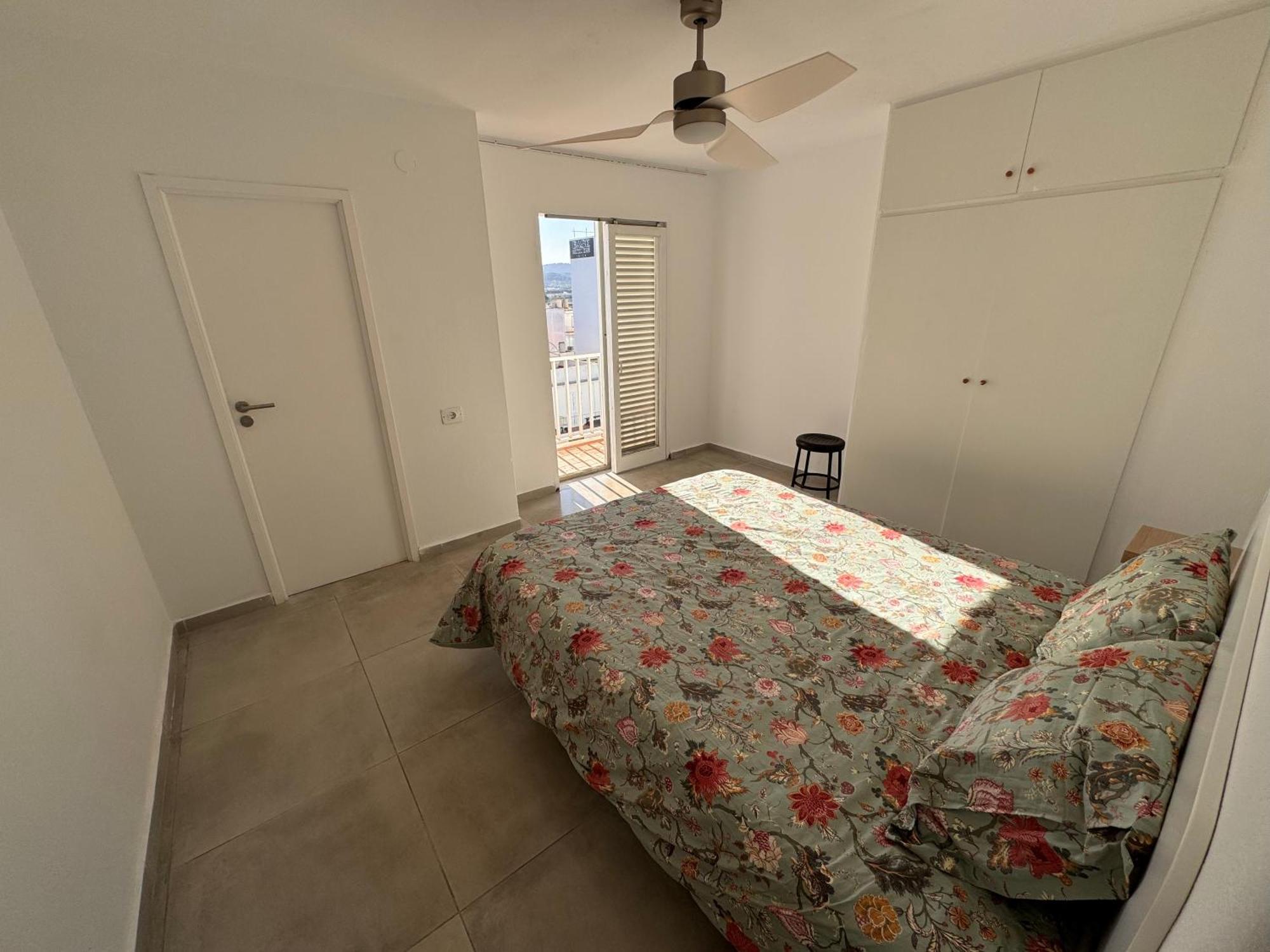 Отель Hostal Cisne Сан-Антонио-Абад Экстерьер фото