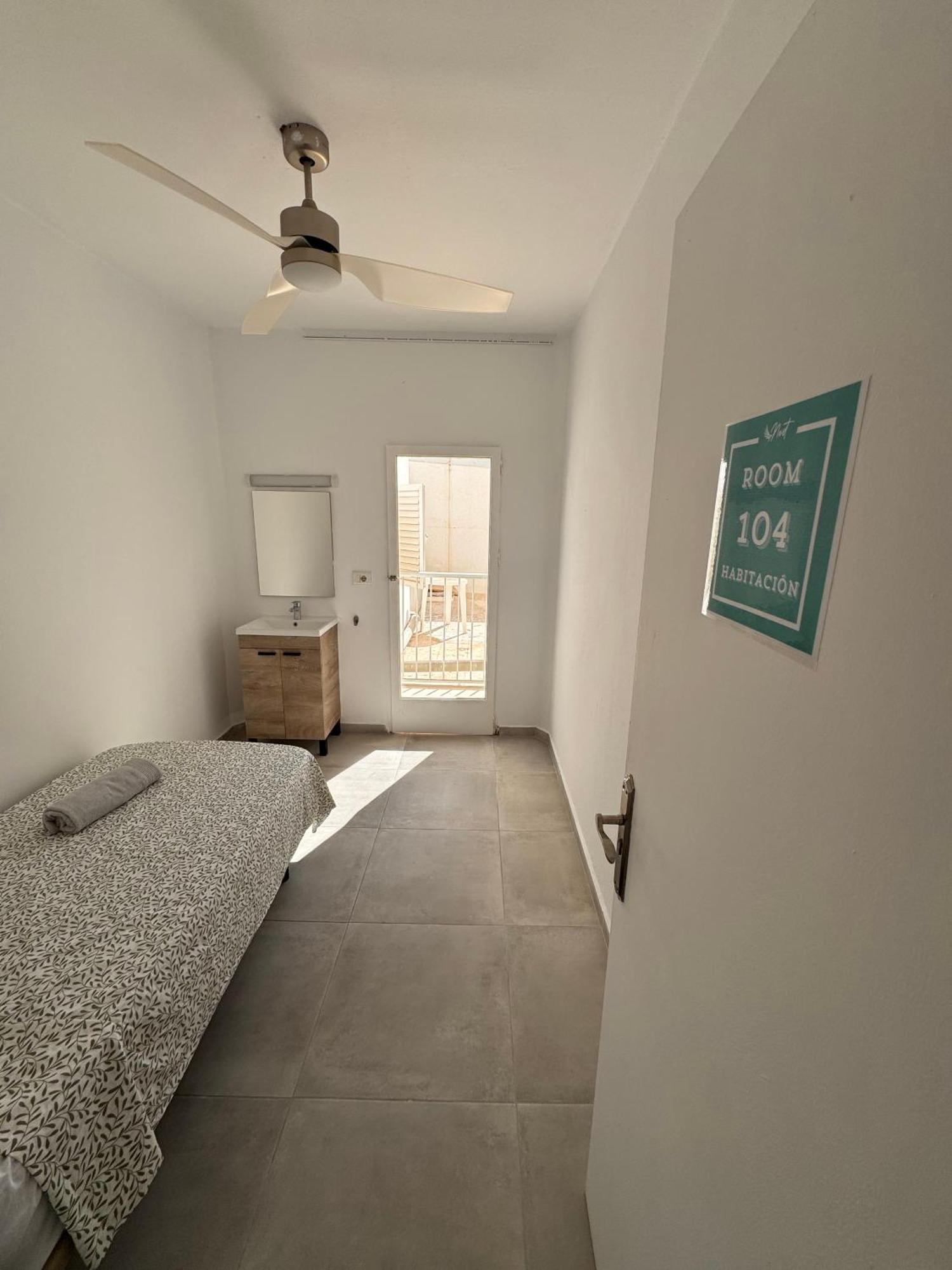 Отель Hostal Cisne Сан-Антонио-Абад Экстерьер фото
