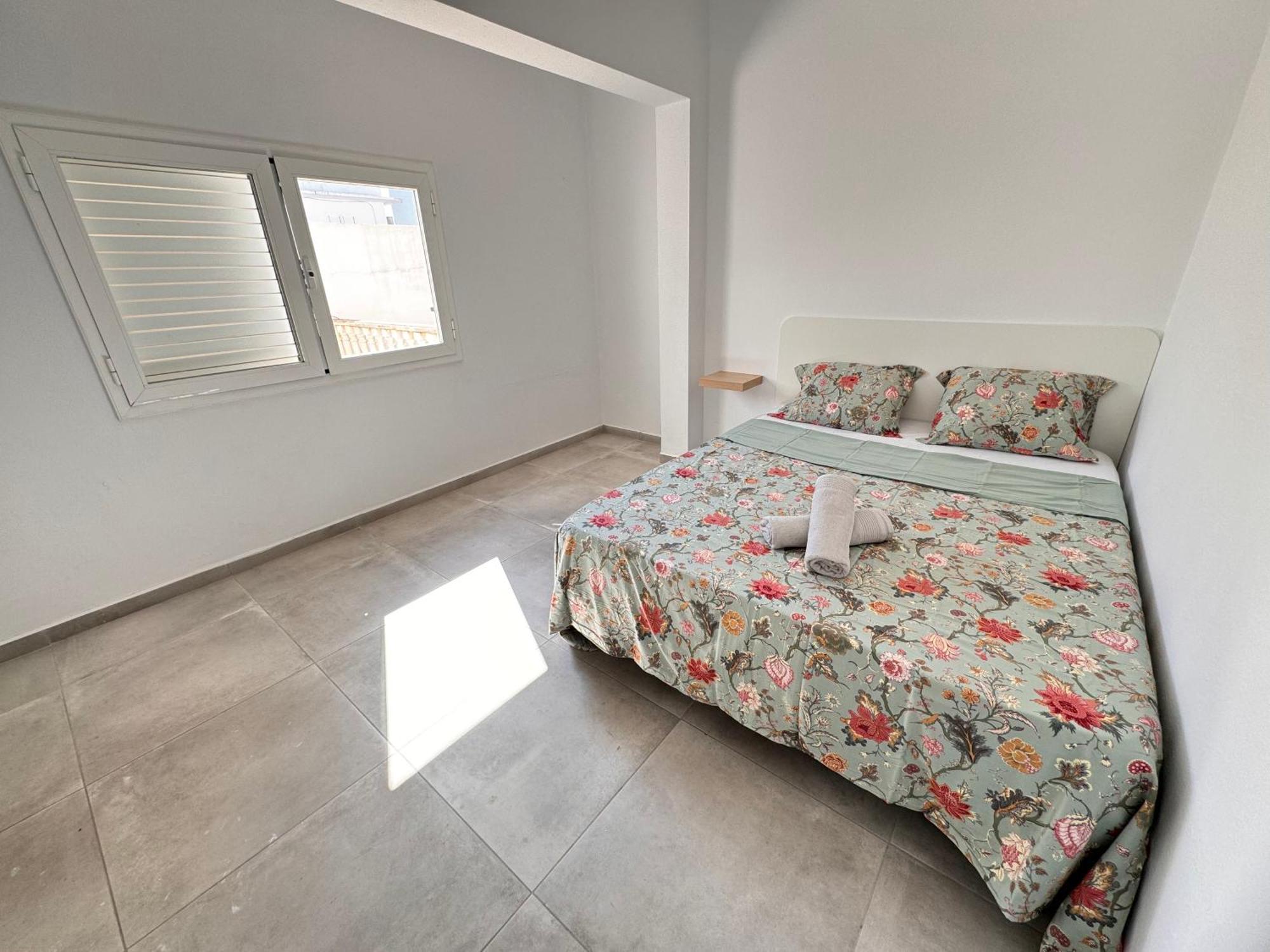 Отель Hostal Cisne Сан-Антонио-Абад Экстерьер фото