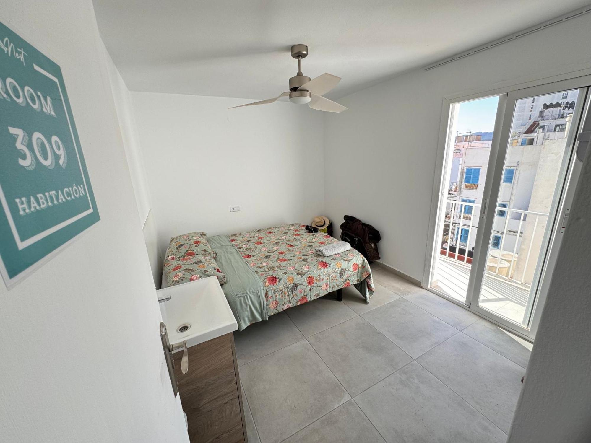 Отель Hostal Cisne Сан-Антонио-Абад Экстерьер фото